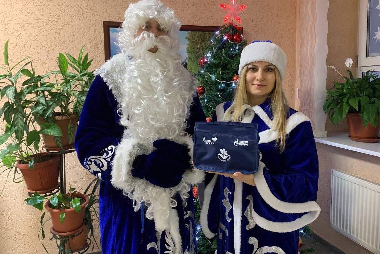 3.Korporativnye-volontery-pozdravili-poghilyh-lyudei-v-obrazah-glavnyh-volschebnikov--Deda-Moroza-i-Snegurochki.jpg
