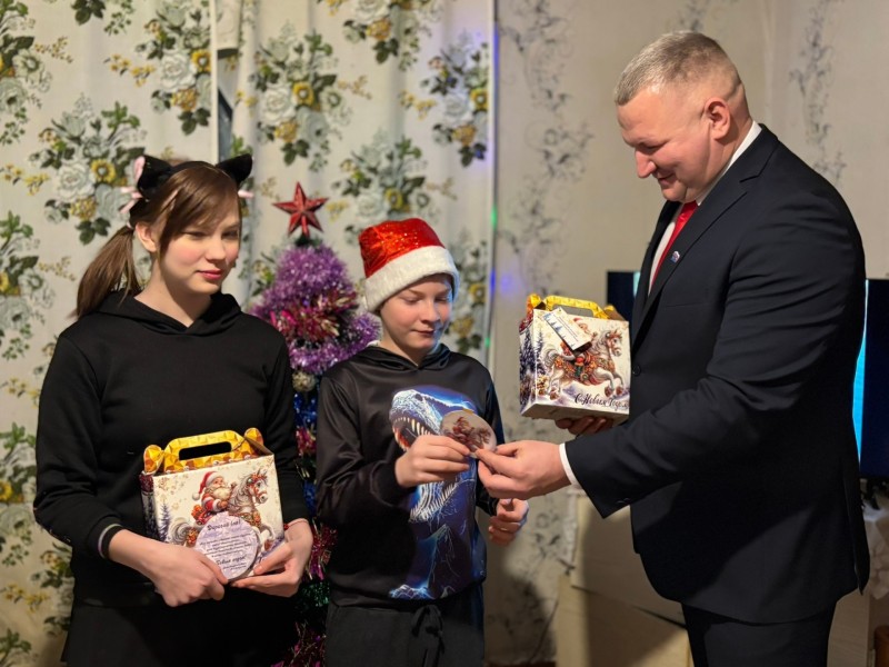 Семьи в Коми получили подарки от главы республики и "Единой России" 