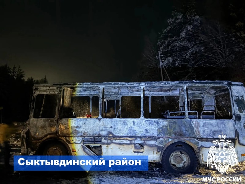 В Сыктывдинском районе пожарные тушили загоревшийся автобус ПАЗ, в Усинске - баню