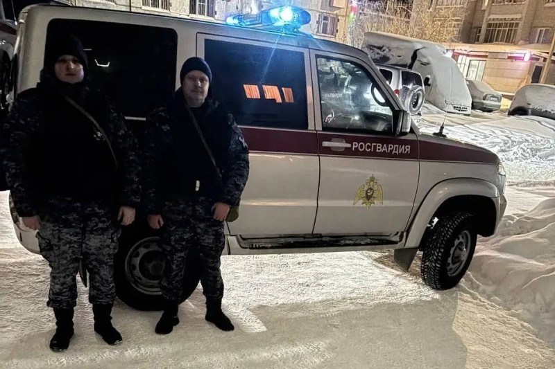 В Усинске сотрудники Росгвардии спасли граждан во время пожара