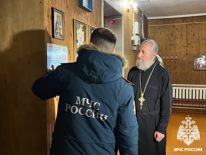 Рождество под защитой: МЧС России обеспечивает пожарную безопасность храмов в Коми

