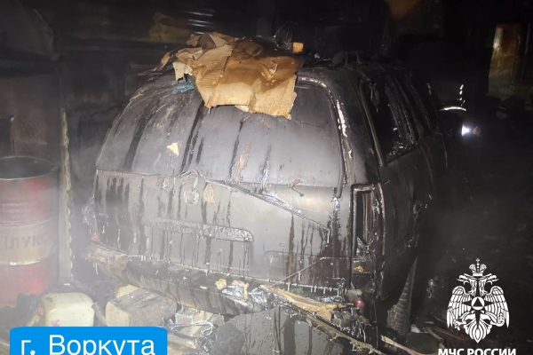 В Воркуте на пожаре в гараже погиб человек