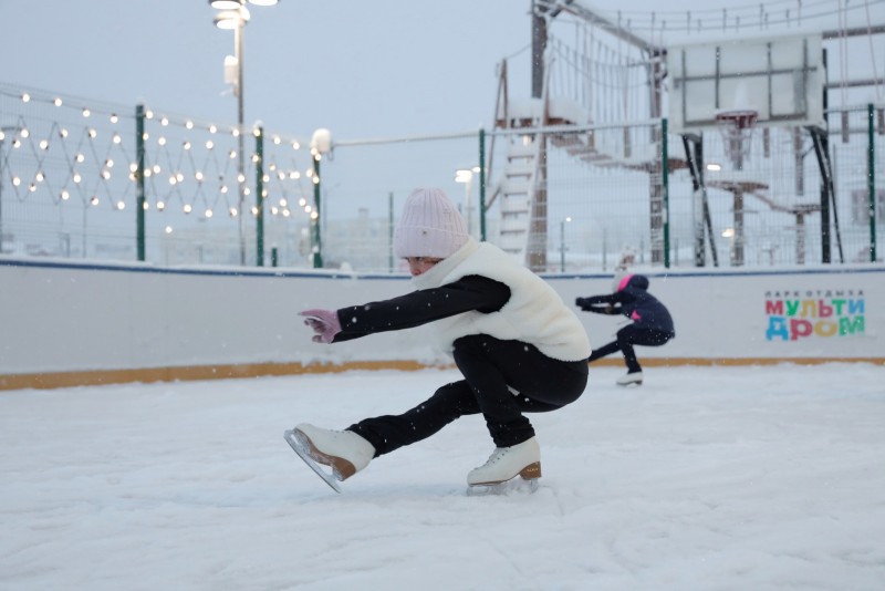 В Усинске открылся новый ледовый каток под открытым небом