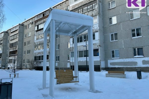 Спустя почти девять месяцев после демонтажа качели вернули на Яблоневую аллею в Сыктывкаре