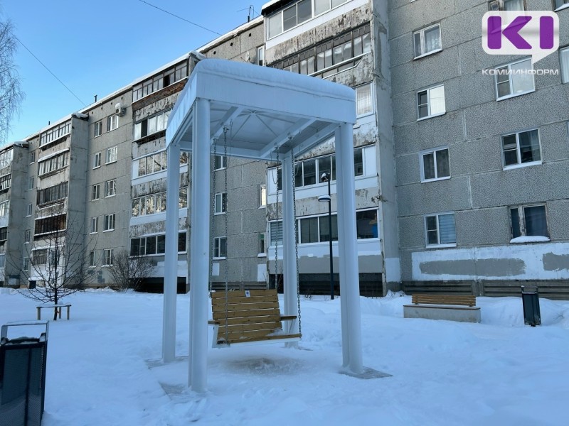 Спустя почти девять месяцев после демонтажа качели вернули на Яблоневую аллею в Сыктывкаре