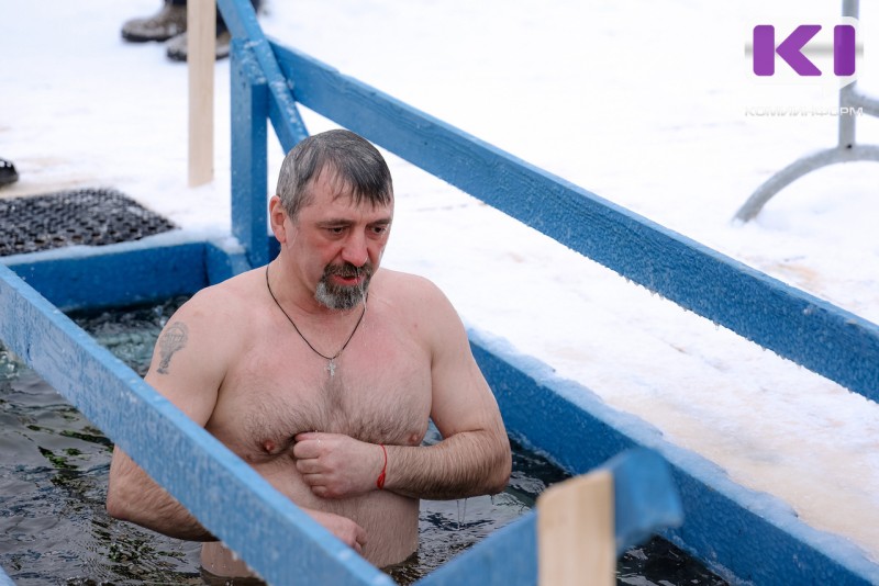 Теплая вода и горячий чай: как сыктывкарцы окунались в крещенскую купель