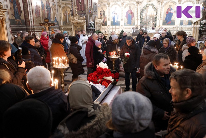 В Сыктывкаре простились с известным художником Юрием Лисовским