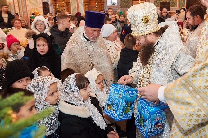 Владыка вручил детям подарки