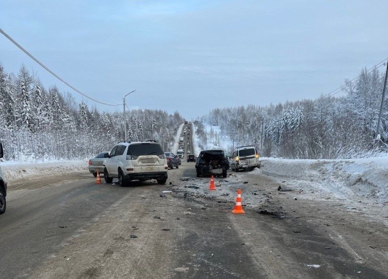 На трассе Ухта - Дальний в ДТП пострадали четыре человека и четыре автомобиля