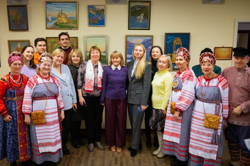 "Сила света": выставку коми художника-новатора Галины Кулаевой открыли в Представительстве Республики Коми в СЗФО

