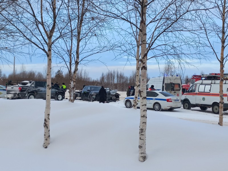 В Ухте столкнулись три автомобиля, пострадали два человека