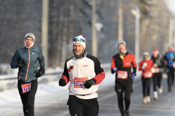 42,2 километра памяти: усинский бегун Андрей Скворцов пронес по 