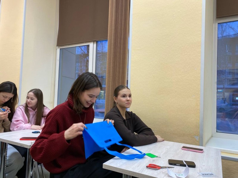 "Просто и полезно": молодежь Сыктывкара спасает природу от пластика