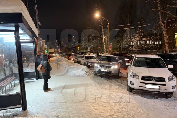 В Сыктывкаре наказали водителя, который припарковался на автобусной остановке