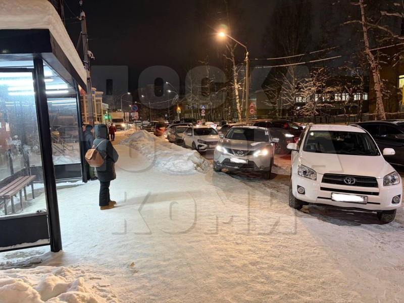 В Сыктывкаре наказали водителя, который припарковался на автобусной остановке