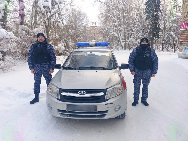 В Ухте сотрудники вневедомственной охраны Росгвардии эвакуировали жильцов дома во время пожара