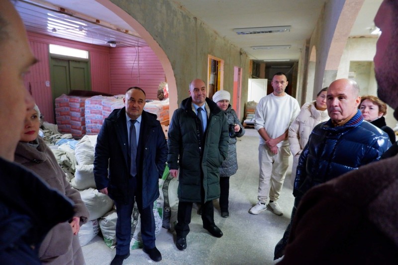 "Партийный десант" оценил ход ремонта Зеленецкой школы

