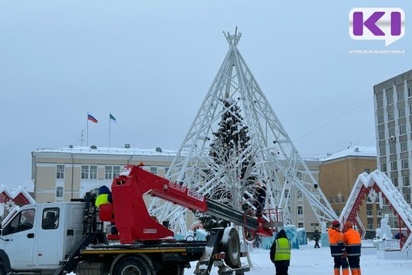В Сыктывкаре начали демонтировать ледовый городок на Стефановской площади
