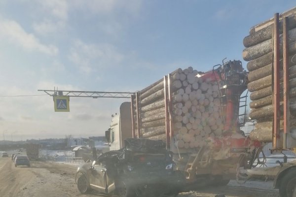 В Выльгорте легковой автомобиль зажало лесовозом