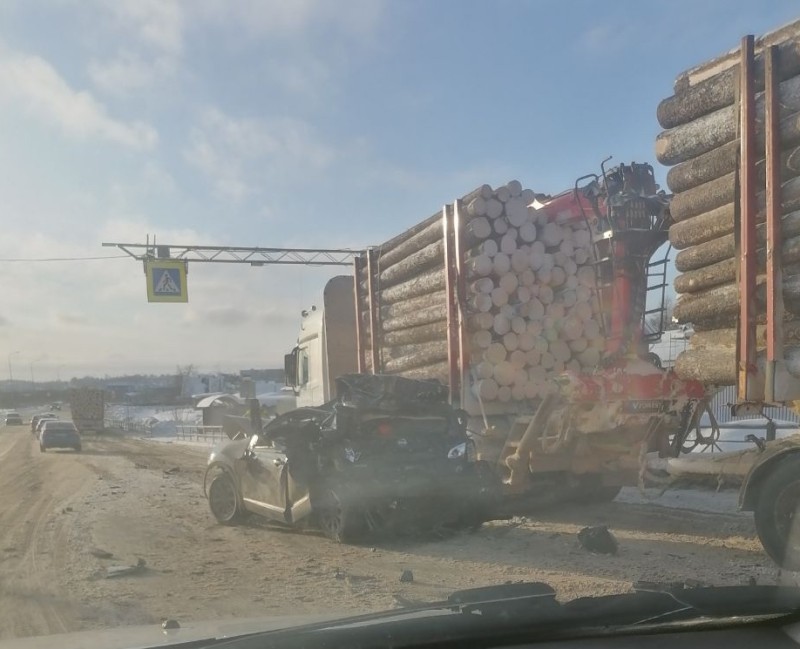 В Выльгорте легковой автомобиль зажало лесовозом