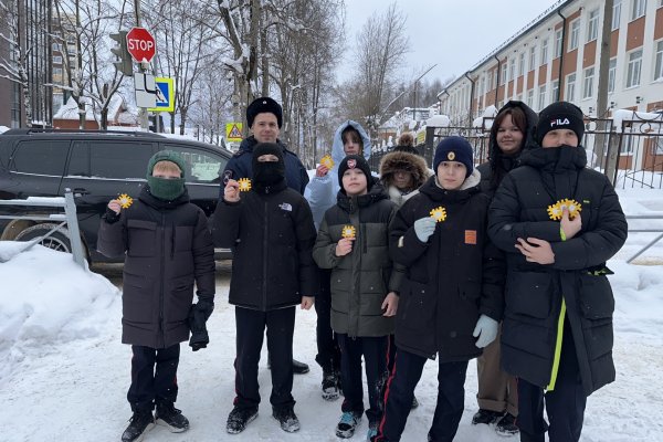 Сыктывкарские кадеты раздали пешеходам светящиеся 