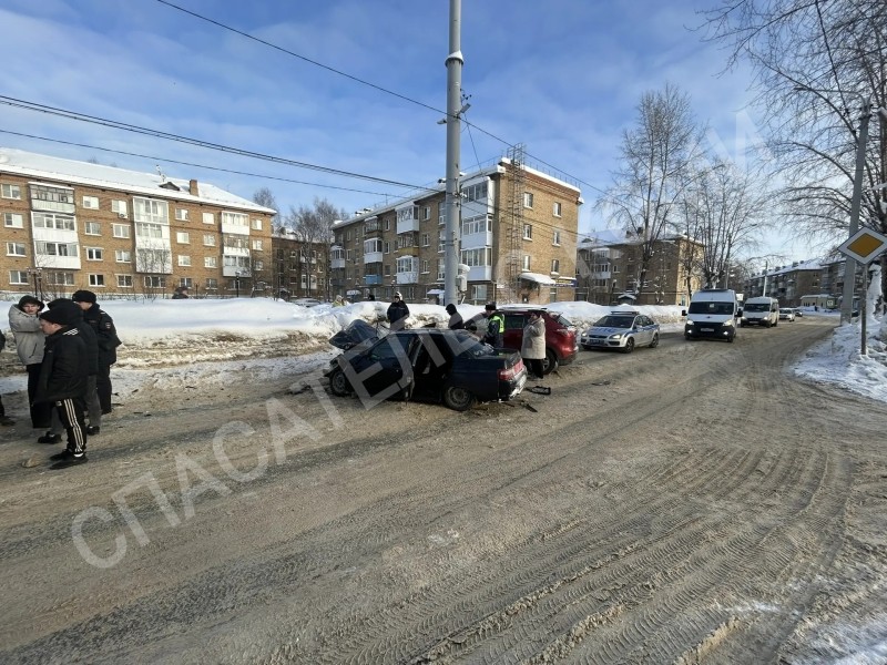В ДТП на ул.Оплеснина в Ухте появились новые пострадавшие подростки - пассажиры ВАЗа