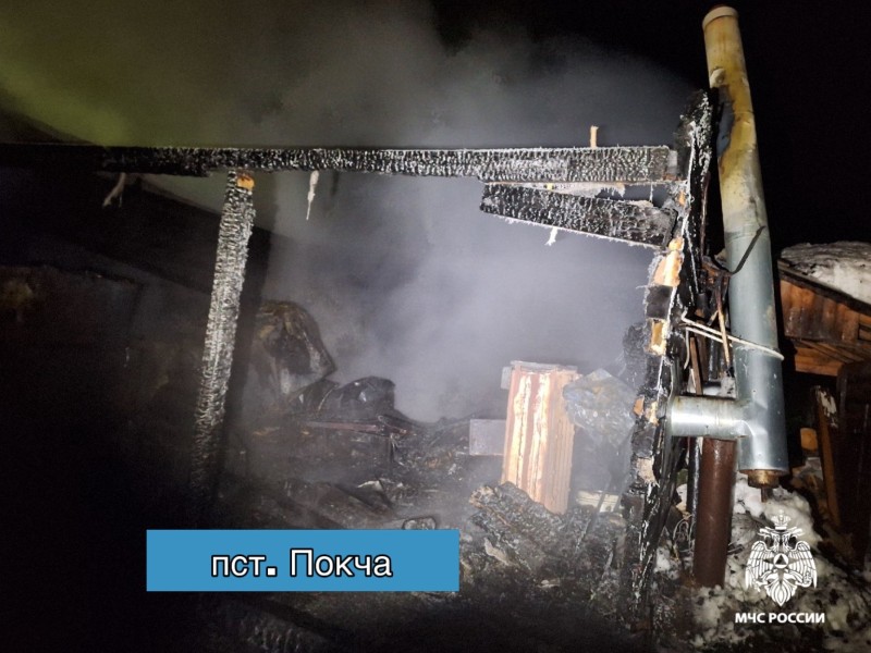 В Троицко-Печорском районе добровольцы помогли потушить частный дом