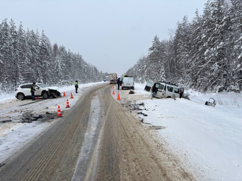 Шесть человек получили травмы после столкновения Mazda и Lada Largus на трассе "Вятка" в Коми 