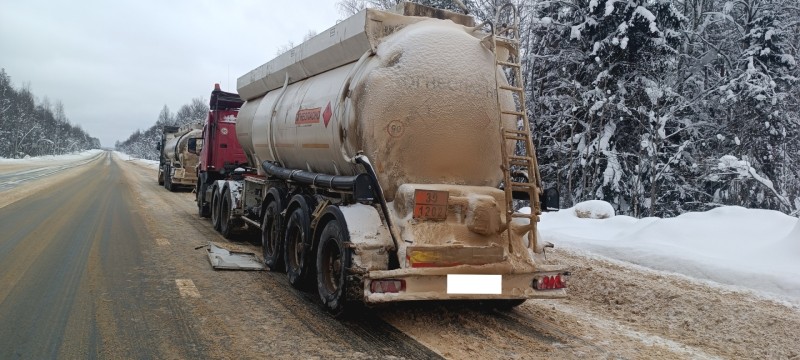 На трассе "Вятка" в Коми произошло касательное столкновение с бензовозом