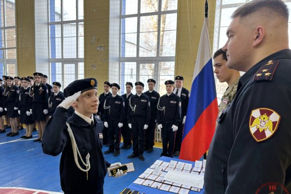 В Коми представители Росгвардии торжественно вручили погоны подшефным кадетам Русской гимназии