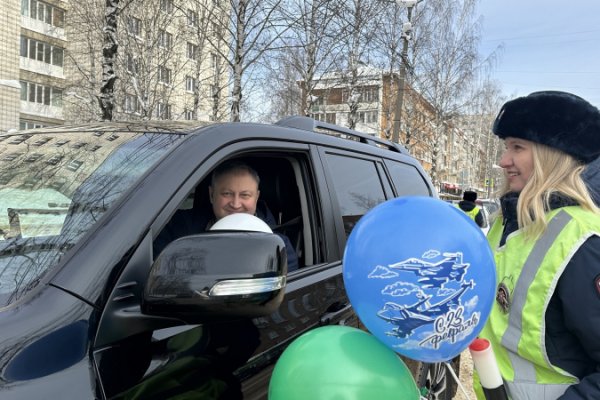 В Сыктывкаре женский патруль Госавтоинспекции поздравил водителей-мужчин с наступающим Днем защитника Отечества