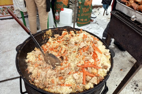Праздник живота: сыктывкарцы на широкую Масленицу наелись блинов, плова и шашлыка