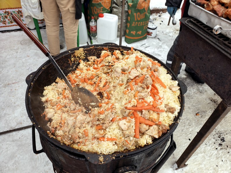 Праздник живота: сыктывкарцы на широкую Масленицу наелись блинов, плова и шашлыка