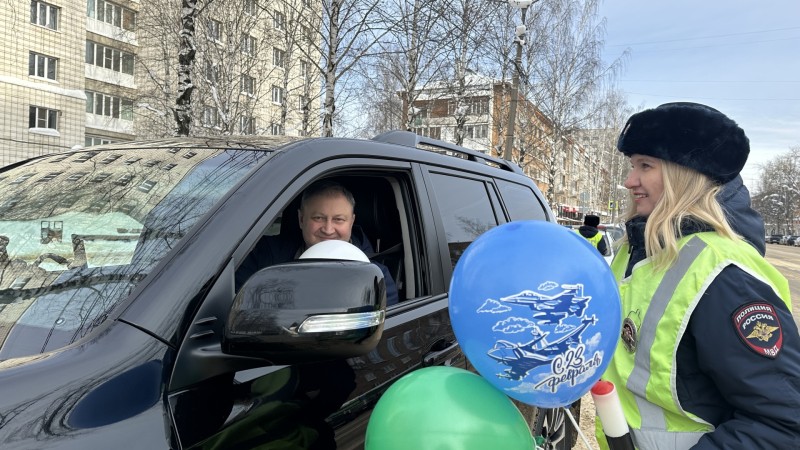 В Сыктывкаре женский патруль Госавтоинспекции поздравил водителей-мужчин с Днем защитника Отечества