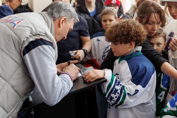 Символ хоккейной славы: легендарный Кубок Гагарина завершил большой тур по Северо-Западу в столице Коми

