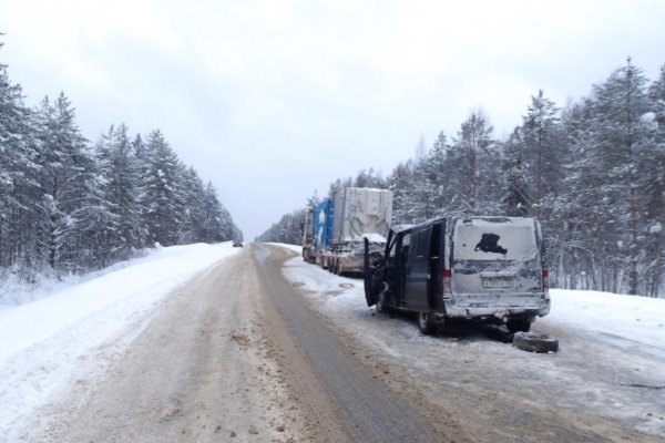 Пассажиры микроавтобуса пострадали при столкновении с двумя фурами в Прилузском районе