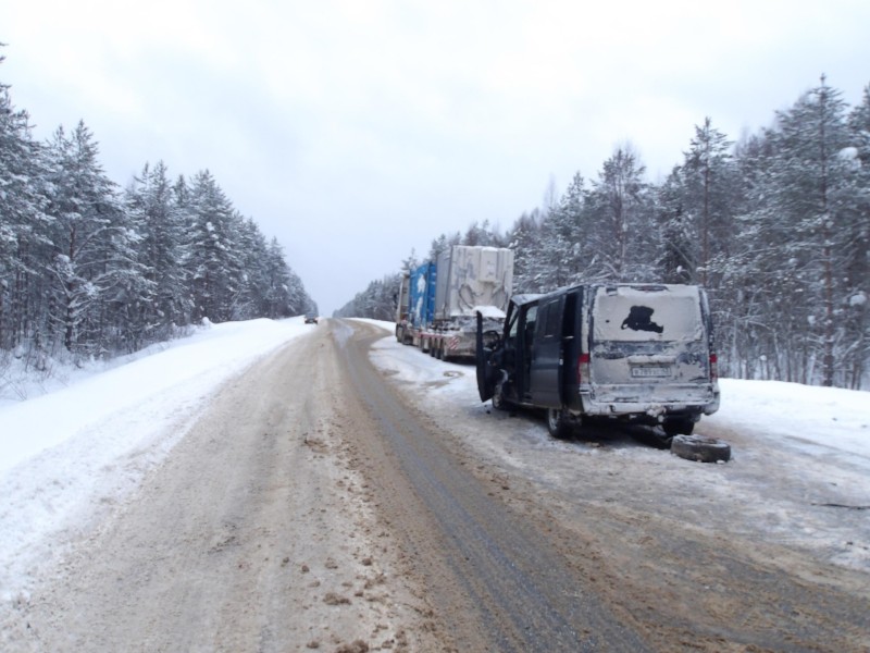 Пассажиры микроавтобуса пострадали при столкновении с двумя фурами в Прилузском районе