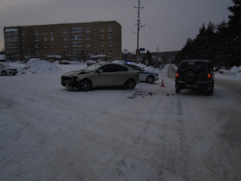 Под Ухтой водитель Chevrolet Niva не уступил дорогу и врезался в Mazda