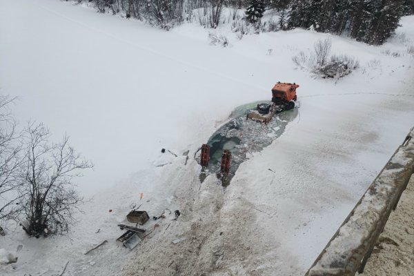Под Ухтой КамАЗ пробил ограждение и съехал в реку