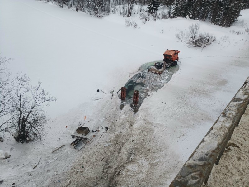 Под Ухтой КамАЗ пробил ограждение и съехал в реку