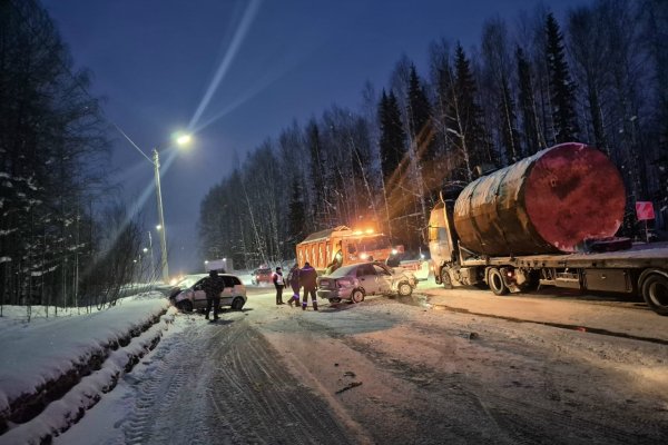 У газовой заправки под Ухтой столкнулись три машины