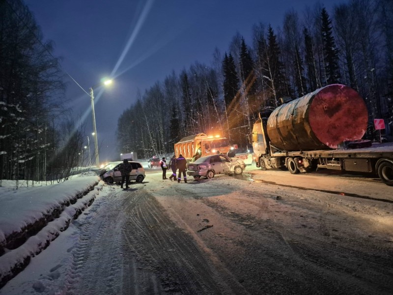 У газовой заправки под Ухтой столкнулись три машины