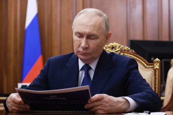 Владимир Путин поручил Правительству РФ рассмотреть вопрос о передаче дороги Сыктывкар-Нарьян-Мар в федеральную собственность