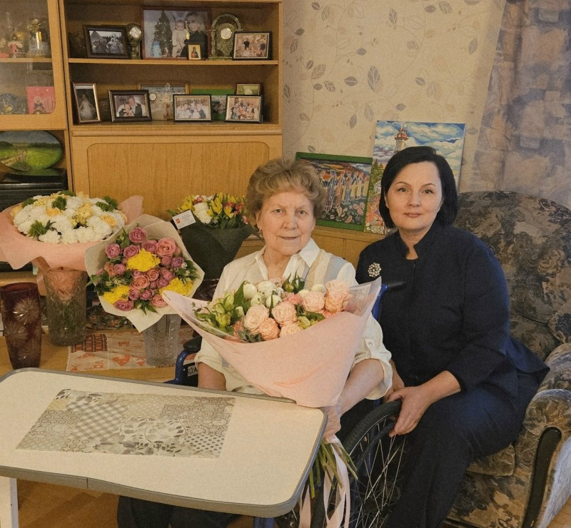 "Она как истинная чемпионка тренируется изо дня в день": министр спорта Коми навестила Раису Сметанину 