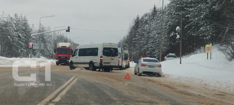 Пять человек пострадали при столкновении микроавтобуса и внедорожника в Сыктывдинском районе
