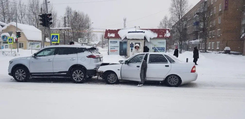 В Сосногорске начинающий водитель на "Ладе" столкнулась с Geely