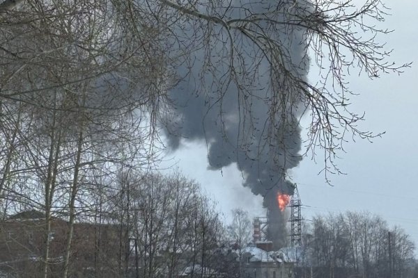 В Ухте пожарные ликвидируют возгорание технологической установки на улице Заводской, пострадавших нет