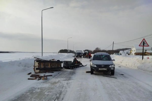 В Ижемском районе водитель мотобуксировщика получил перелом бедра в аварии с 