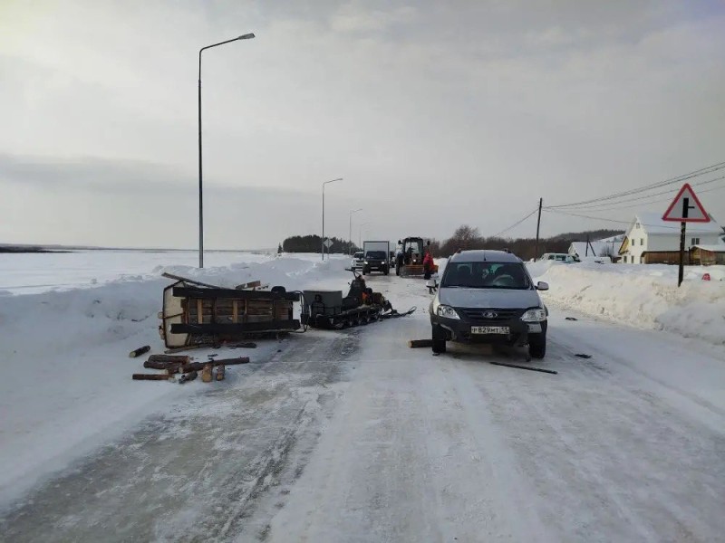 В Ижемском районе водитель мотобуксировщика получил перелом бедра в аварии с "Ладой"