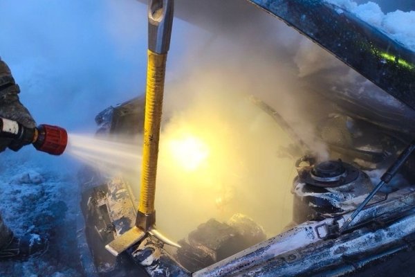 В Инте во дворе жилого дома горела отечественная легковушка